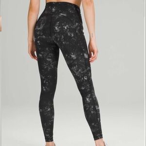 Lululemon Swift Speed High-Rise Tight 28"
Aquila Black Multi size 6 EUC